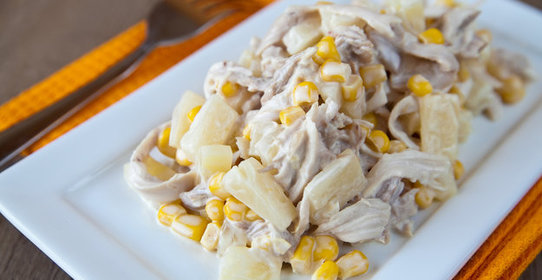 Салат с курицей и ананасами