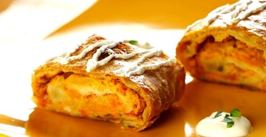 Тыквенный рулет с сырной начинкой