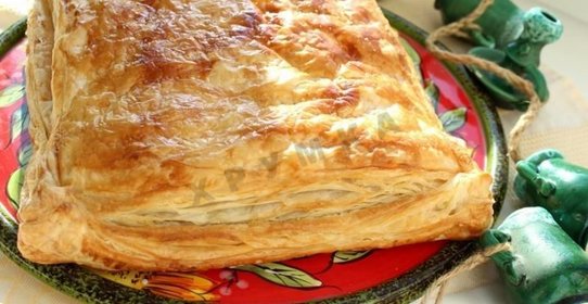 Пирог из слоеного теста с сыром