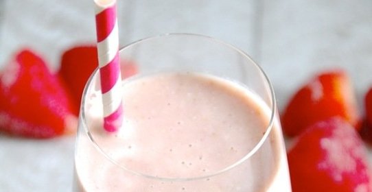 Бананово-клубничный смузи с овсяными хлопьями