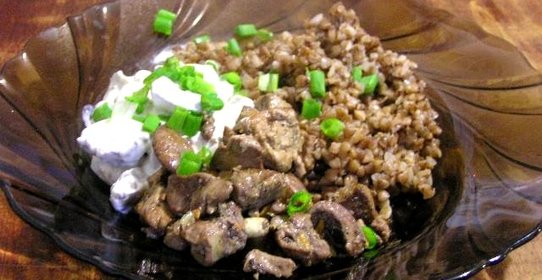 Гречневая каша с куриными печенью и сердцами