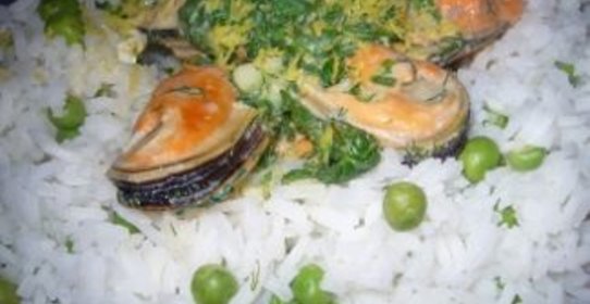 Мидии в сливочно-зеленом соусе