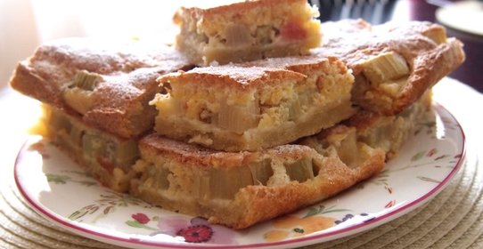 Пирог с рабарбаром (ревенем) и бисквитом