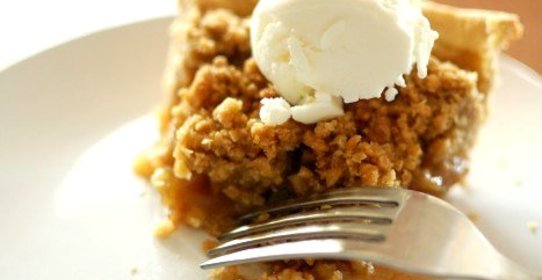 Американский яблочный пирог с ореховым топпингом