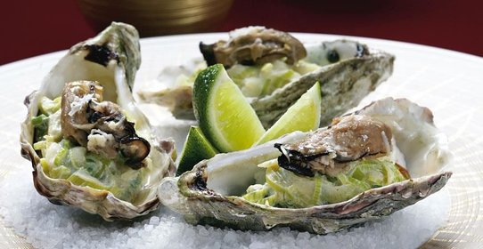 Устрицы, запеченные на соли с лимоном