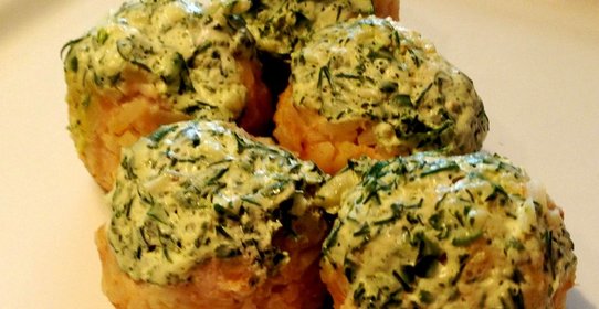 Легкие куриные тефтели на пару со сметанно-чесночным соусом