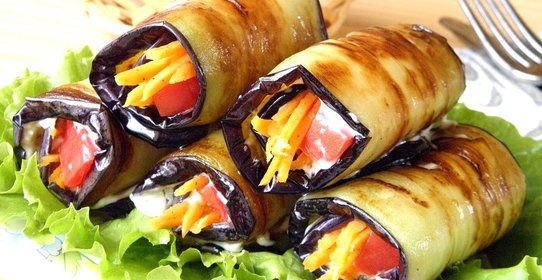Рулетики из баклажанов с корейской морковкой