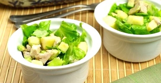 Салат из авокадо с грушей и сыром