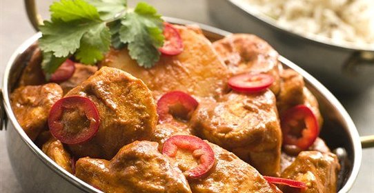 Тикка-масала с салатом из помидоров и чили