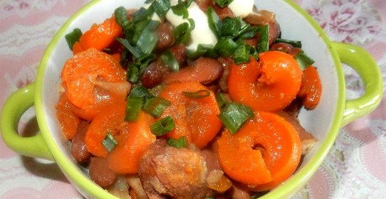 Тушеная свинина с фасолью и морковью