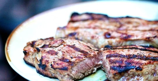 Стейк, маринованный в луковом соке