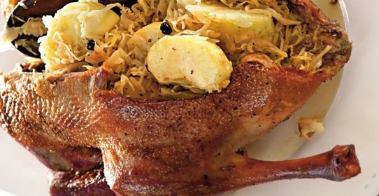 Гусь, запеченный с квашеной капустой и яблоками