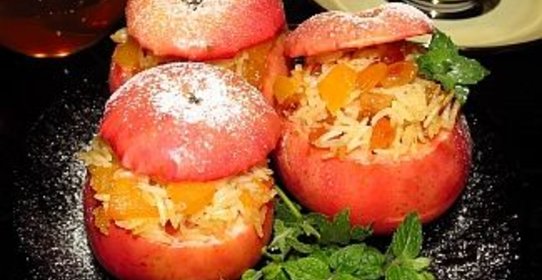 Сладкий плов с тыквой и изюмом, запеченный в яблоках