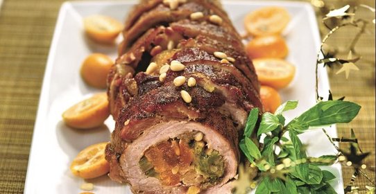 Свиное филе, фаршированное абрикосами