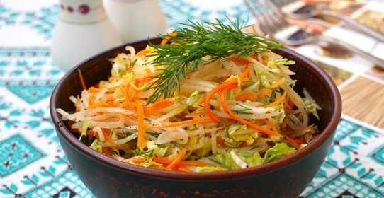 Салат с дайконом, морковью и пекинской капустой
