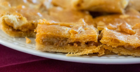 Пирог с тунцом и красным луком