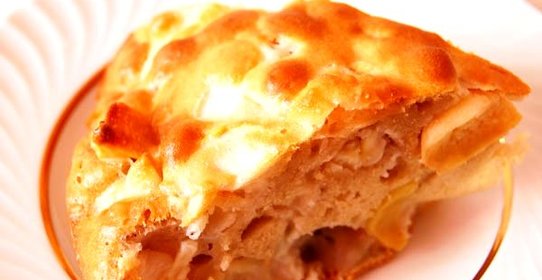 Шарлотка с яблоками на сковороде