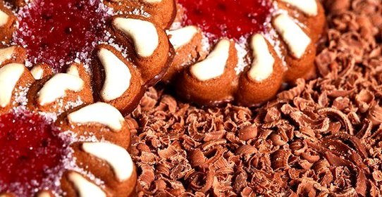 Шоколадное печенье с миндалем и абрикосовым джемом