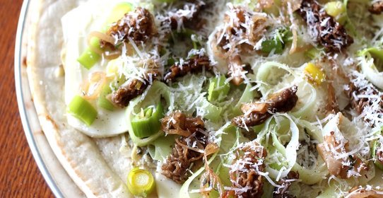 Пицца с маринованными грибами