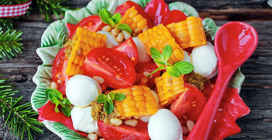 Овощной салат с соусом песто