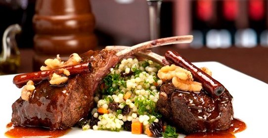 Бараньи отбивные с кускусом карри, йогуртом и цукини