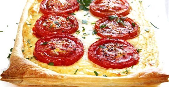 Слоеный пирог с жареными помидорами