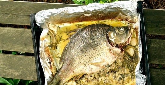 Карп с грибами, тархуном и соусом из розмарина