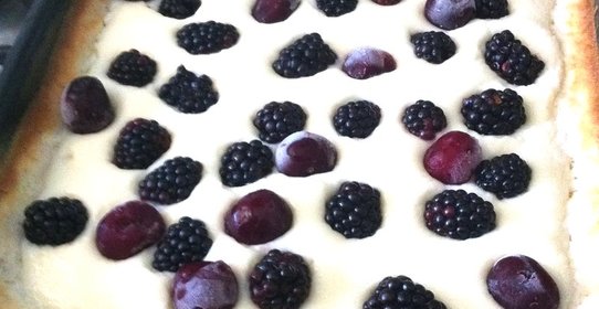 Песочный пирог с ягодами и творогом
