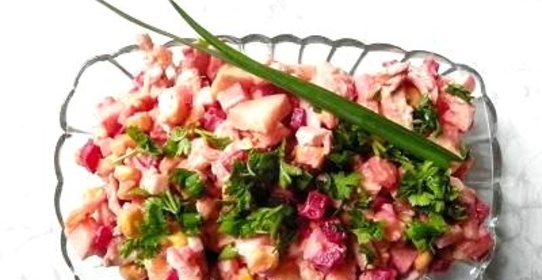 Салат со свеклой куриным мясом и кукурузой