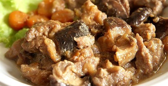 Гуляш с мясом и грибами