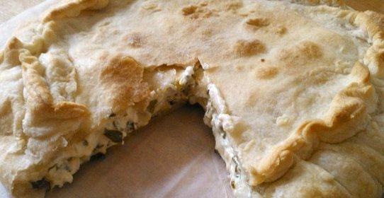 Слоеный пирог с творогом и зеленью