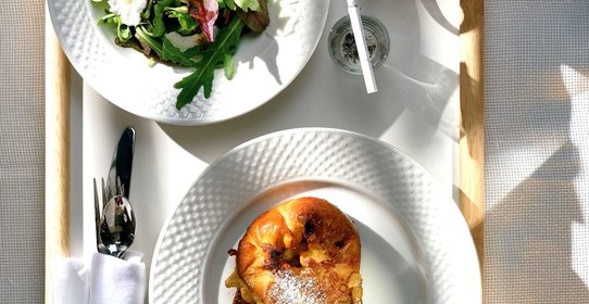 Зеленый салат с медовым соусом и козьим сыром