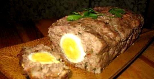 Рулет из фарша с яйцом