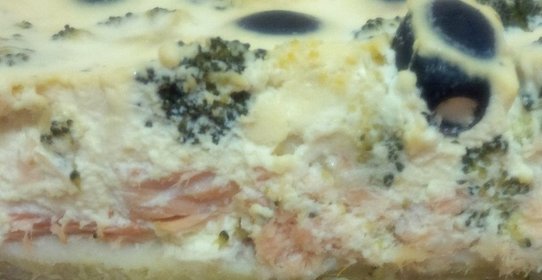 Пирог с лососем и брокколи