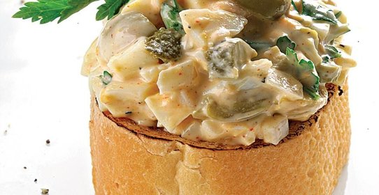 Яичный салат с оливками и горчицей