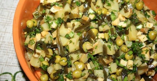 Салат с печеным картофелем и копченым кальмаром