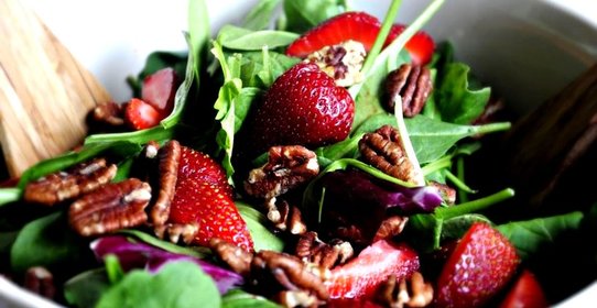 Клубничный салат со шпинатом