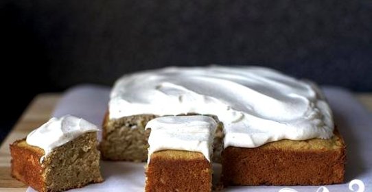 Пирог с яблочным соусом и сливочной глазурью