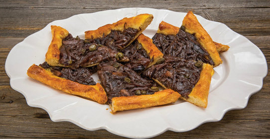 Луковый пирог из слоеного теста