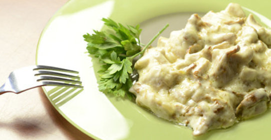 Лисички с куриным филе в сливочном соусе