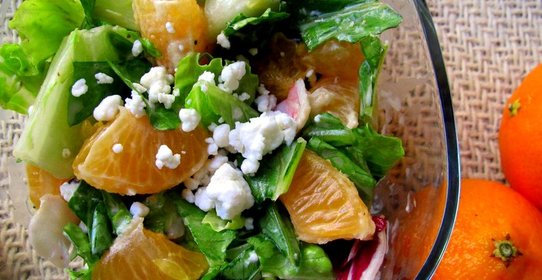 Салат с зеленью и мандаринами