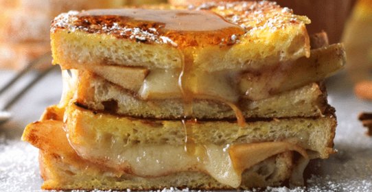 Французский тост с яблоком и сыром