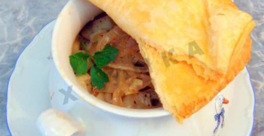 Говядина с солеными огурцами в горшочке