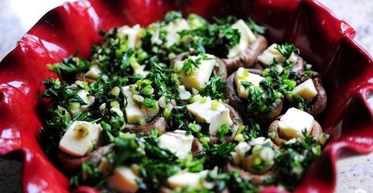 Запеченные грибы с сыром бри