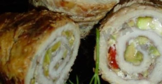 Рулет из грудинки с фисташками