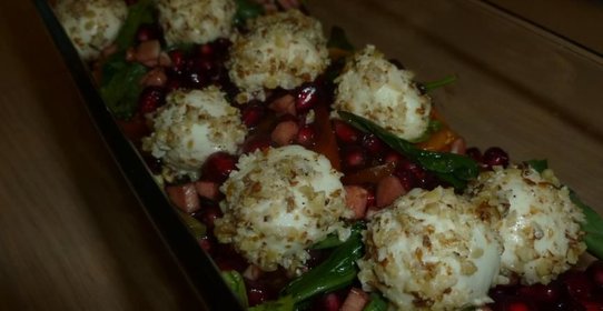 Салат с хурмой, моцареллой и гранатом