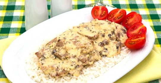 Свинина с грибами в сливочно-сырном соусе