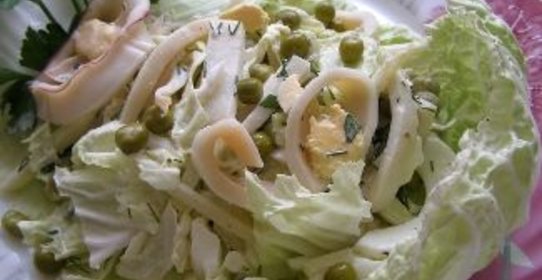 Салат с кальмарами и пекинской капустой Нежность