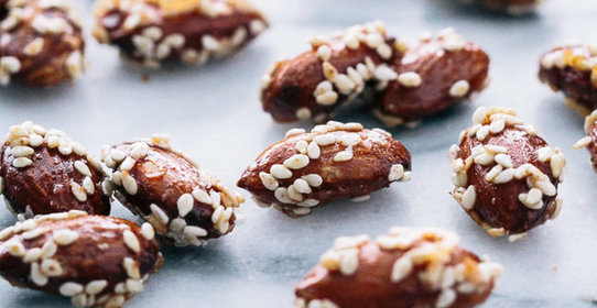 Миндаль в медовой глазури с кунжутом