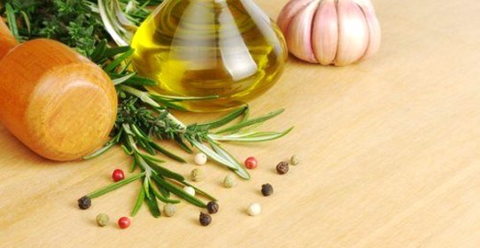 Теплая заправка с чесноком и розмарином